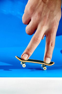 Erkek parmak klavye üzerinde mavi arka plan, üzerinde hile yaparak yakın çekim