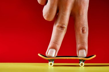 Erkek parmak klavye üzerinde kırmızı zemin üzerinde duran yakın çekim