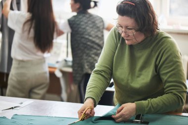 terzi makas kesim kumaş tablo ile 