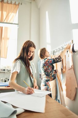 profesyonel seamstresses birlikte atelier içinde çalışma