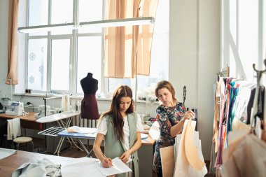 profesyonel seamstresses birlikte atelier içinde çalışma