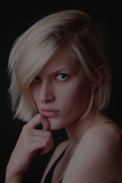 Nádherná Blondýnka Černé Tílko Tmavém Pozadí Při Pohledu Fotoaparát — Stock fotografie