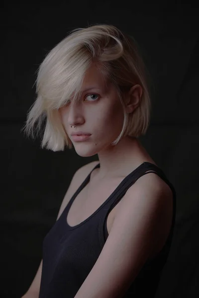 Modelo Rubio Femenino Con Estilo Singlet Negro Posando Sobre Fondo — Foto de Stock