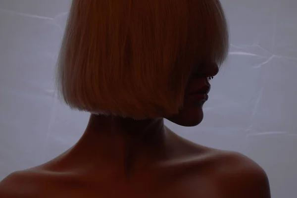 ボブの髪型と明るい背景に裸の肩を持つ金髪の女性のシルエット — ストック写真