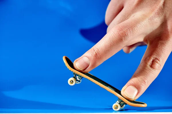 Dedos Masculinos Haciendo Truco Diapasón Sobre Fondo Azul Primer Plano — Foto de Stock
