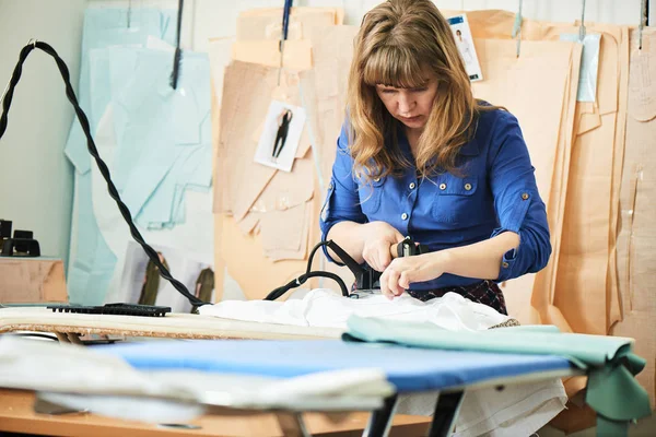 Couturière Femme Repassage Vêtements Avec Fer Repasser Atelier — Photo