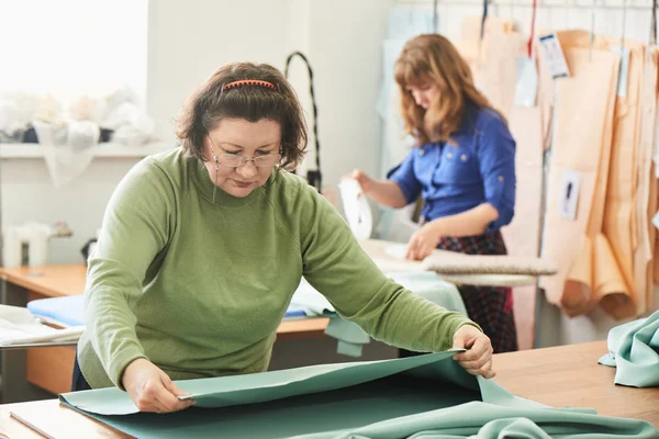 Concentrated Tailor Putting Textile Table While Working Creation Clothes Atelier — Stock Photo, Image