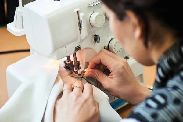 Young Dressmaker Woman Sewing Clothes Sewing Machine — Stock Photo, Image