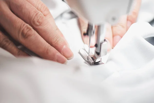 Female Hands Seamstress Sewing Clothes Sewing Machine — Stock Photo, Image