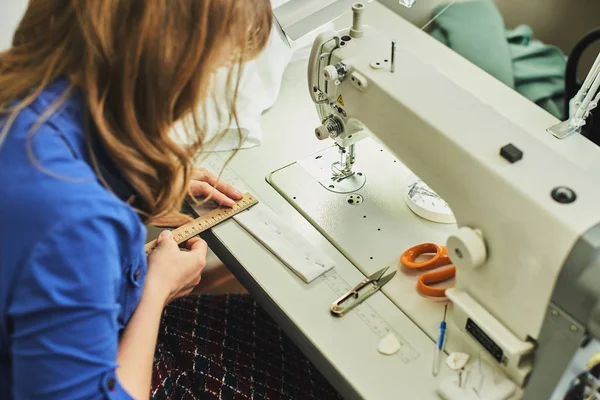 Costurera Que Mide Cinta Blanca Lugar Trabajo Taller —  Fotos de Stock