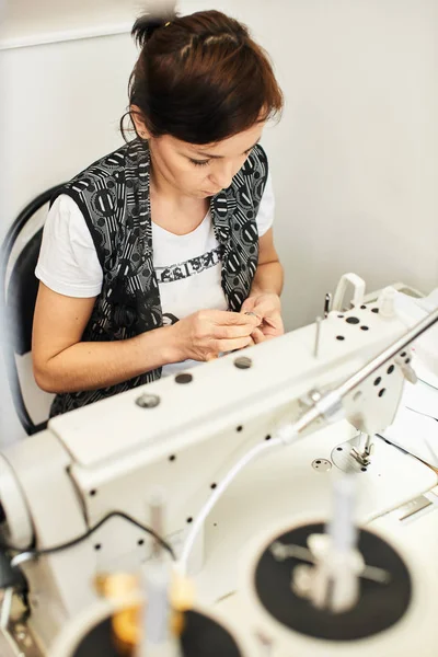 Young Dressmaker Woman Sewing Clothes Sewing Machine — Stock Photo, Image