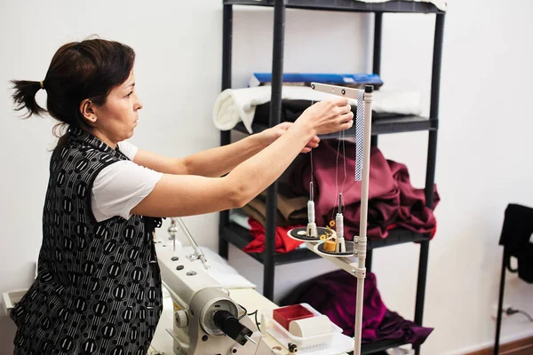 Professional Concentrated Seamstress Working Atelier — Stock Photo, Image