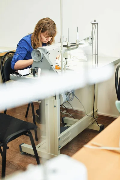 Young Dressmaker Woman Sewing Clothes Sewing Machine — Stock Photo, Image