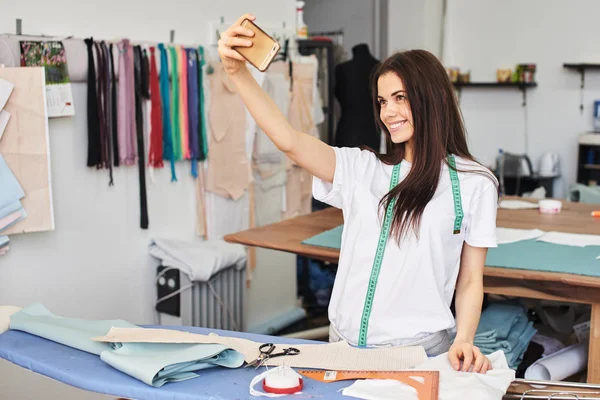 Attractive Smiling Brunette Seamstress Taking Selfie Smartphone Atelier — Stock Photo, Image