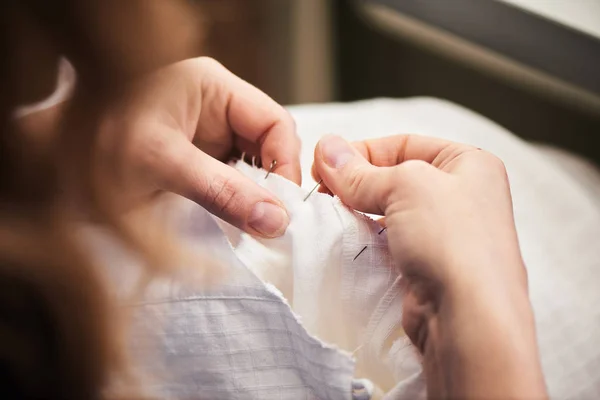 Damenhände Von Näherinnen Die Stecknadeln Aus Kleidungsstücken Herausnehmen Nahaufnahme — Stockfoto