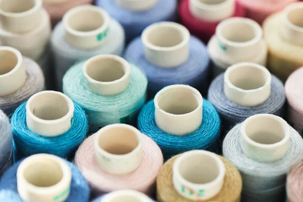 parlak kumaş yığını iplik bobinleri, yakın çekim 