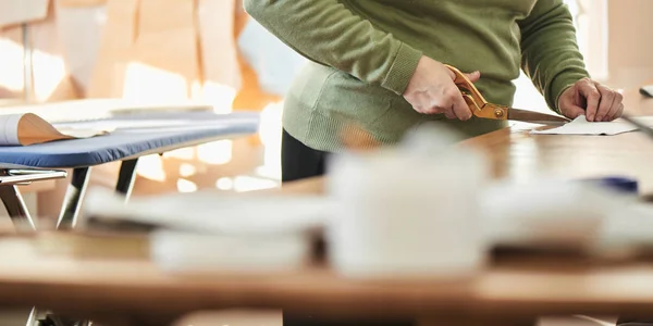 Schneiderin Mit Schere Schneidet Tuch Auf Tisch — Stockfoto