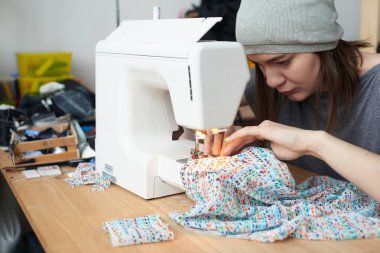 şapka dikiş kumaş dikiş makinesi üzerinde konsantre terzi 