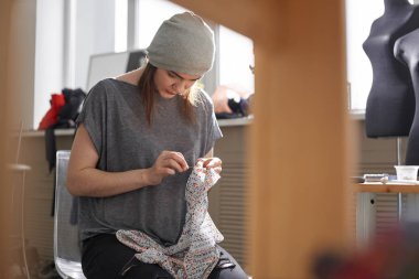 Terzi kumaş atelier sandalyede otururken terzilik 