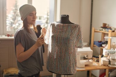 atelier şapka ayakta çekici esmer terzi