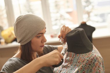 Makasla kesme konuları manken elbise terzi