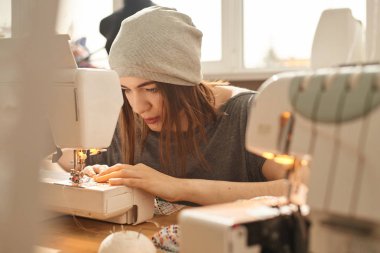 şapka dikiş kumaş dikiş makinesi üzerinde konsantre terzi 