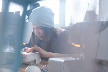 şapka dikiş kumaş dikiş makinesi üzerinde konsantre terzi 