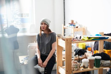 atelier şapka ayakta çekici esmer terzi