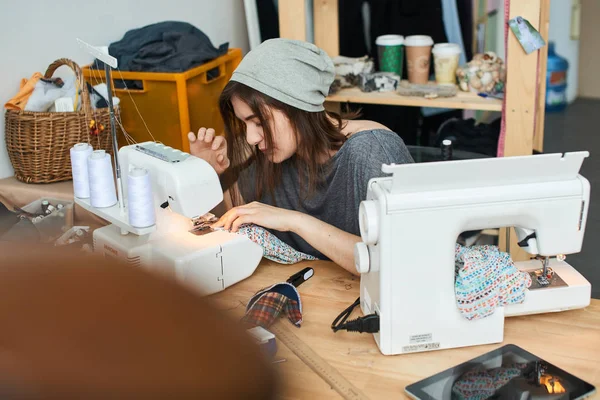 Attractive Brunette Dressmaker Hat Sewing Cloth Sewing Machine Atelier — Stock Photo, Image