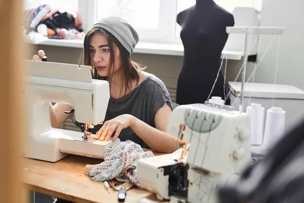 Beautiful Seamstress Sewing Cloth Sewing Machine Atelier — Stock Photo, Image