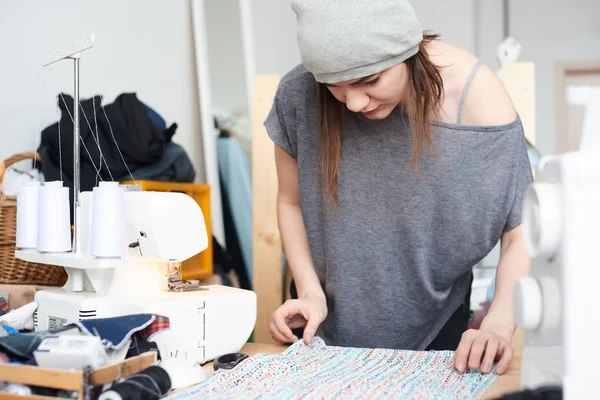 Sastre Concentrado Poner Textil Mesa Mientras Trabaja Creación Ropa Taller — Foto de Stock