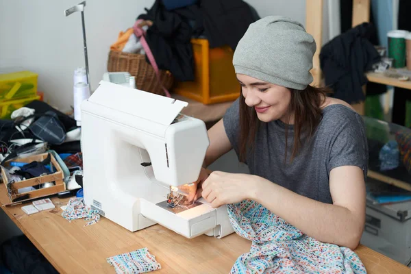 Beautiful Seamstress Sewing Cloth Sewing Machine Atelier — Stock Photo, Image