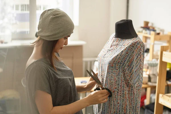 Makasla kesme konuları manken elbise terzi