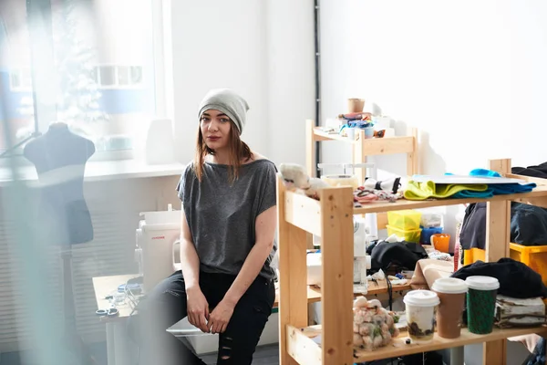 atelier şapka ayakta çekici esmer terzi