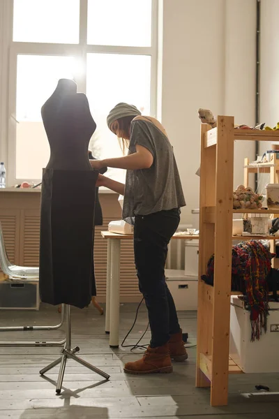 Женская Профессиональная Швея Измеряющая Юбку Манекене Ателье — стоковое фото