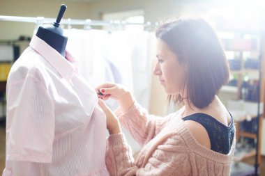 kadın profesyonel terzi manken atelier içinde pembe elbiseyi ölçme