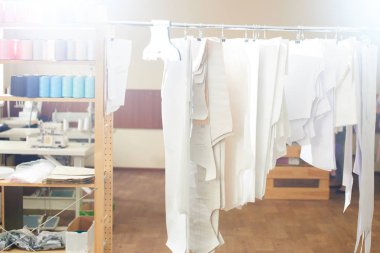 çalışma alanı atelier askı üzerinde giysi tasarımcısı ile terziler