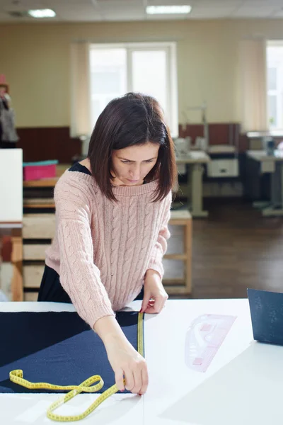 Skoncentrowane Krawcowa Wprowadzenie Włókienniczych Stół Pomiaru Taśmą Tworzenia Ubrań Atelier — Zdjęcie stockowe