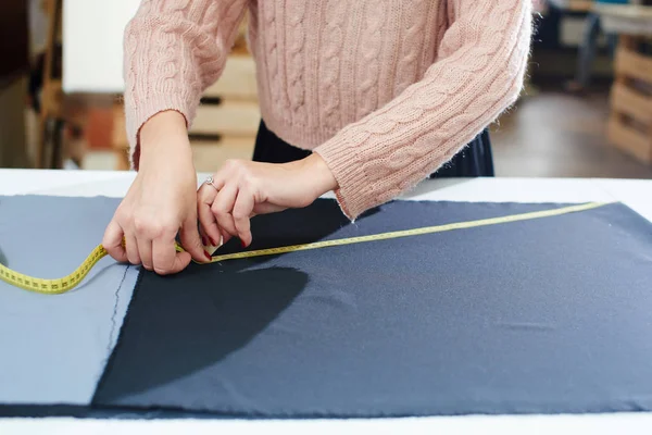 Penjahit Dengan Pengukur Pita Pengukur Tekstil Pada Tabel Atelier Close — Stok Foto