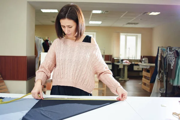 Brunette Seamstress Measuring Tape Measuring Textile Table Atelier — Stock Photo, Image