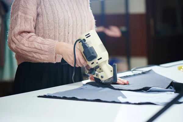 Schneiden Von Textilien Mit Professionellem Werkzeug Auf Dem Tisch — Stockfoto