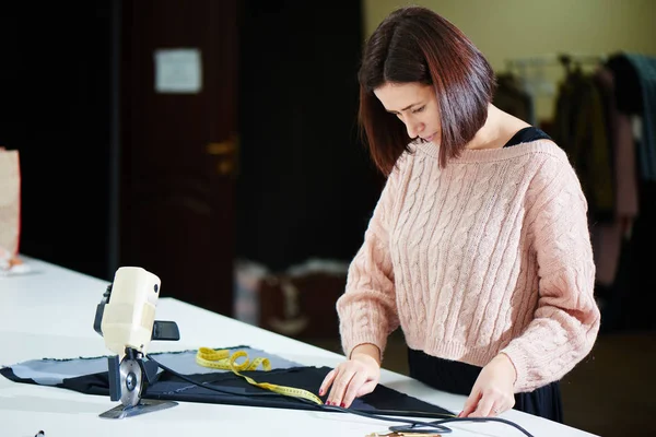 Brunette Dressmaker Preparing Textile Cutting Workplace Atelier — Stock Photo, Image