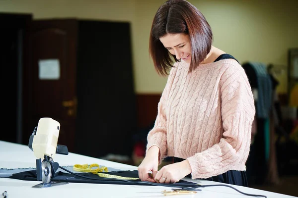 Brunette Dressmaker Preparing Textile Cutting Workplace Atelier — Stock Photo, Image