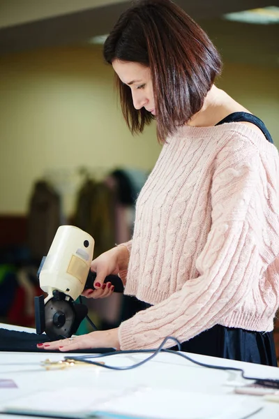 Brunette Seamstress Cutting Textile Professional Tool Workplace Atelier — Stock Photo, Image