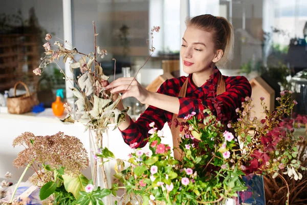 Floristería Pelirroja Femenina Cuidando Plantas Floristería — Foto de Stock