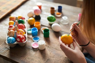 Erkek için yumurta Paskalya tatili, yakın çekim resim eller    