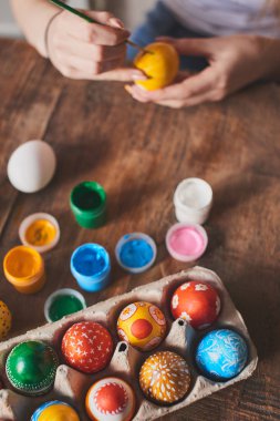 Erkek için yumurta Paskalya tatili, yakın çekim resim eller    
