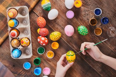 Erkek için yumurta Paskalya tatili, yakın çekim resim eller    