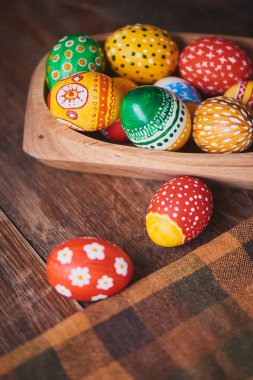 Damalı masa örtüsü ve çeşitli desenler, Paskalya tatil kavramı boyalı yumurta yığını ile kase 