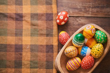 Damalı masa örtüsü ve çeşitli desenler, Paskalya tatil kavramı boyalı yumurta yığını ile kase 